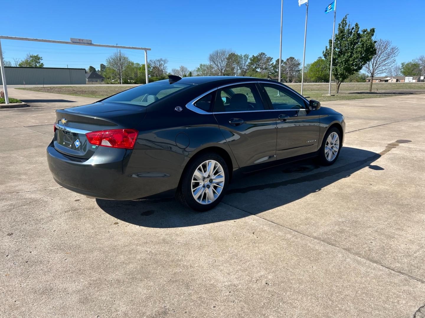 2015 Charcole /GRAY Chevrolet Impala LS (2G11Y5SN6F9) with an 3.6L V6 DOHC 24V CNG engine, 6A transmission, located at 17760 Hwy 62, Morris, OK, 74445, (918) 733-4887, 35.609104, -95.877060 - Photo#4